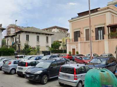 L�area � posta proprio al confine tra Carrassi e San Pasquale: rioni che hanno perso i tratti originari che li caratterizzavano. Piazzale Locchi per� � riuscito a conservare alcune particolarit� della Bari �extramurale�